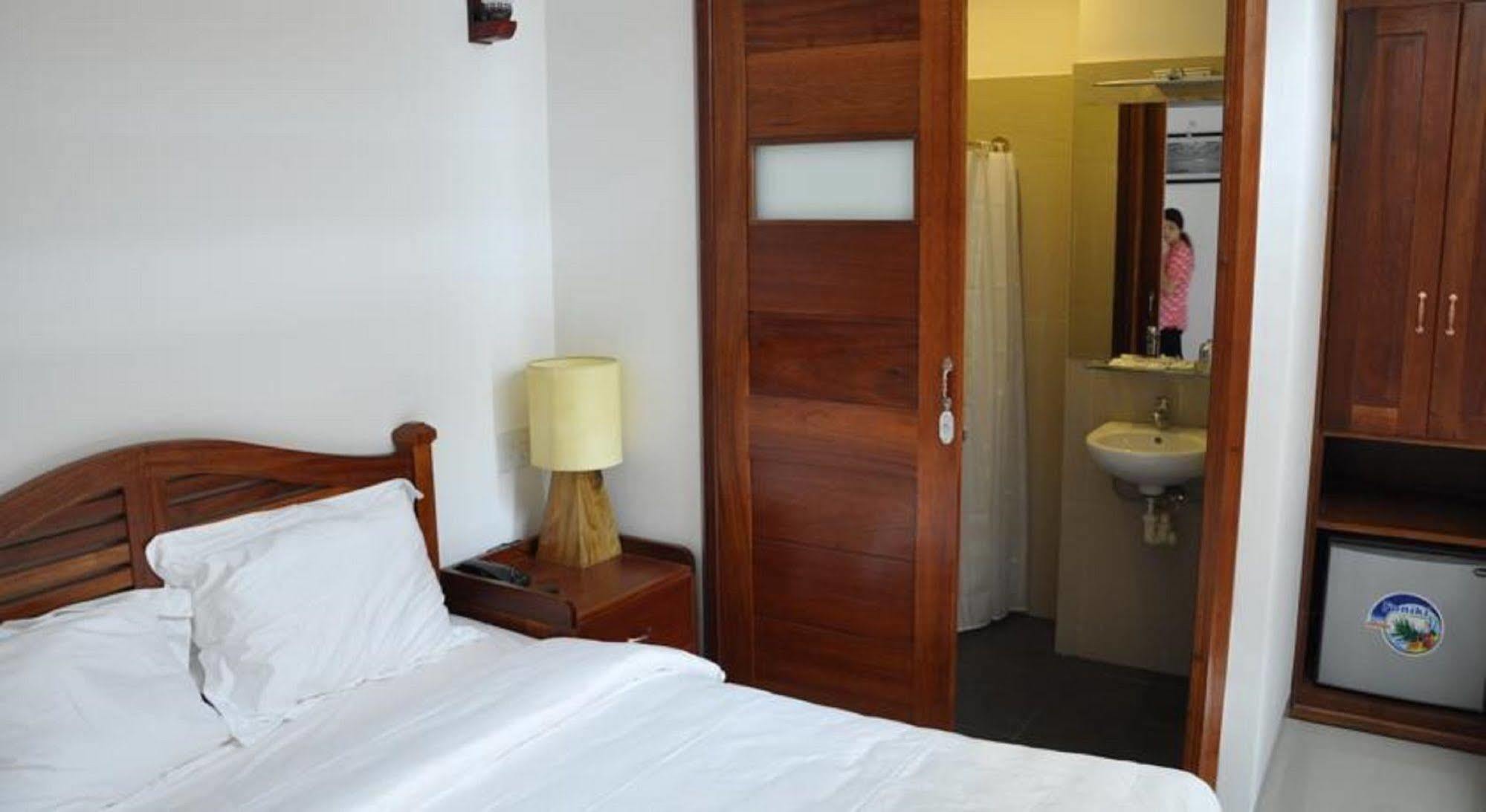 White Lion Hotel Нячанг Екстер'єр фото